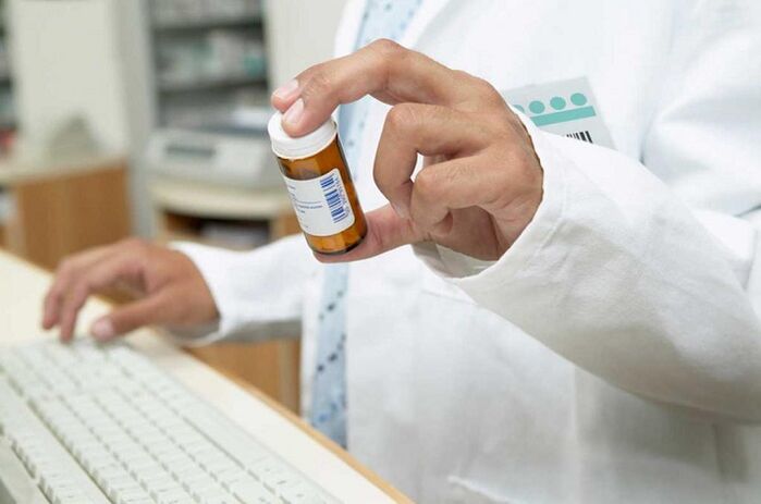 doctor prescribes pills to prevent worms